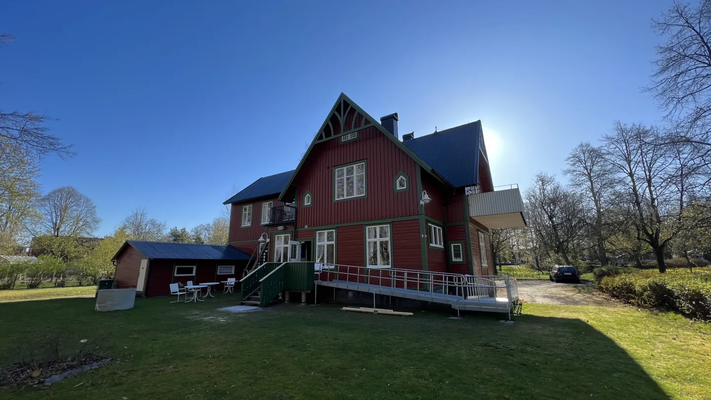 Solen går upp bakom Villa Plantaget